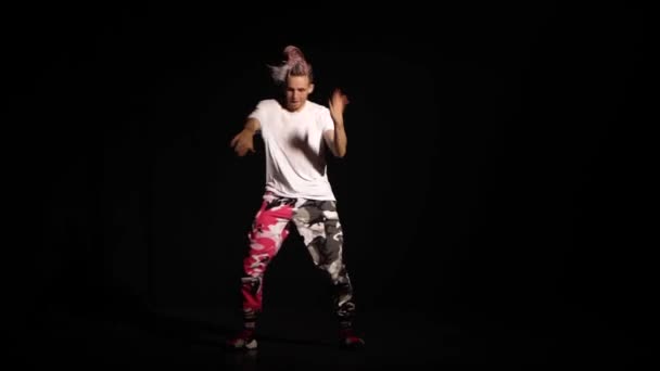 Professionele jonge hiphop danser, dansend in donkere studio in de mist. Hip hop cultuur. Repetitie. Hedendaags. — Stockvideo