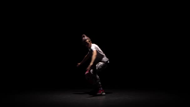 Professionelle junge Hip-Hop-Tänzerin, die im dunklen Studio im Nebel tanzt. Hip-Hop Kultur. Probe. zeitgenössisch. — Stockvideo