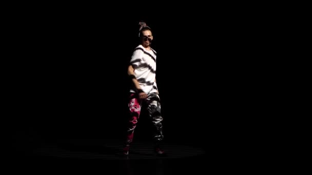 Profesjonalna młoda tancerka hip-hopowa, tańcząca we mgle w ciemnym studio. Kultura hip-hopu. Próba. Współczesne. — Wideo stockowe