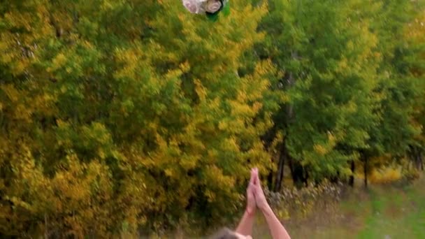 Novia lanza ramo tradicional en un parque de otoño. De cerca. — Vídeo de stock