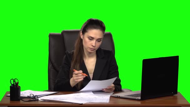 Gestresste Frau liest Dokument durch und wirft zerknülltes Papier vom Tisch. Green Screen. Zeitlupe — Stockvideo