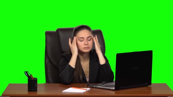 Chica cansada con gafas en las manos trabaja en un ordenador portátil, a continuación, disfruta de lo que ve en la pantalla. Pantalla verde. Movimiento lento — Vídeos de Stock