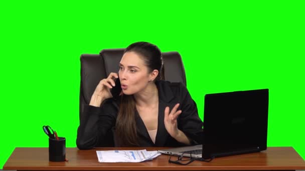 Mädchen, das an einem Laptop arbeitet, nimmt dann den Anruf per Handy an und ist sehr wütend. Green Screen. Zeitlupe — Stockvideo