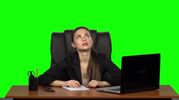 漂亮的女人拿着笔记本和铅笔坐在工作场所，苦思冥想，恼怒地叹了口气，揉了揉眼睛。 绿色屏幕。 慢动作 — 图库视频影像