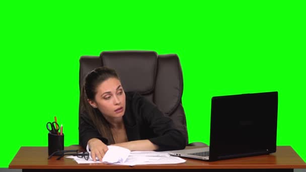 Уставшая деловая леди кладет голову на стол, тяжело вздыхает. Зеленый экран. Студия. Медленное движение — стоковое видео