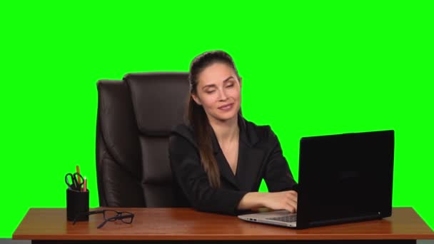 Geschäftsfrau, die an einem Laptop arbeitet, lächelt fröhlich und zeigt ein gutes Zeichen, während sie in die Kamera blickt. Green Screen. Zeitlupe — Stockvideo