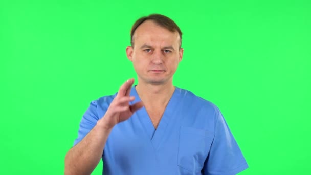 Γιατρός κουνώντας το χέρι και δείχνοντας χειρονομία έλα εδώ. Πράσινη οθόνη — Αρχείο Βίντεο