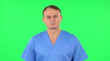 Tıp adamı hayal kırıklığıyla ellerini sallıyor ve 