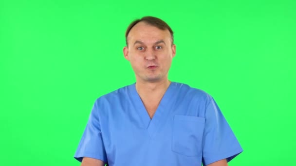 Very surprised medical man with shocked wow face expression. Green screen — 비디오