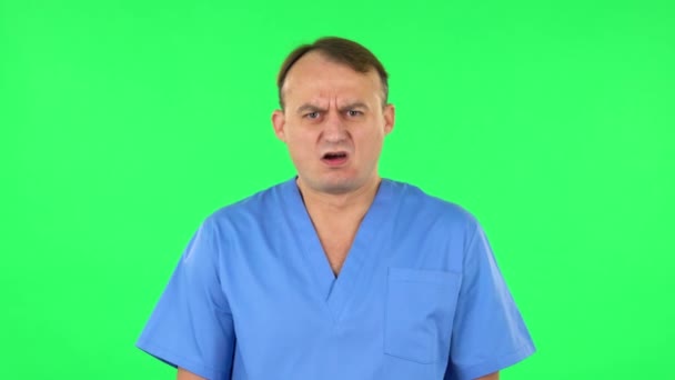 Medische man zegt wow in walging, negatief zwaaiend met zijn hoofd. Groen scherm — Stockvideo