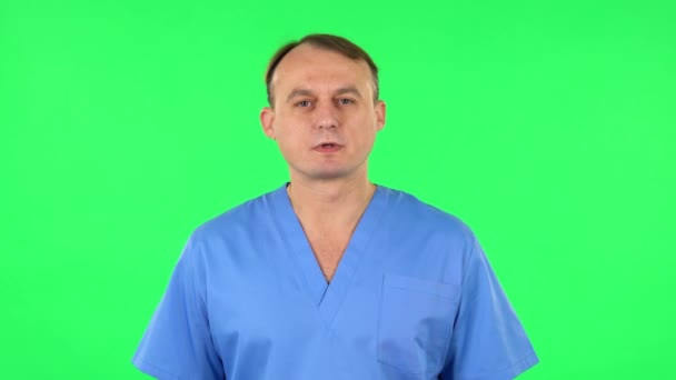 Medical man presenting something. Green screen — Stock Video