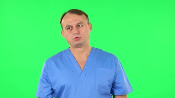 Le médecin est en colère, dit quelque chose et soupire. Écran vert — Video