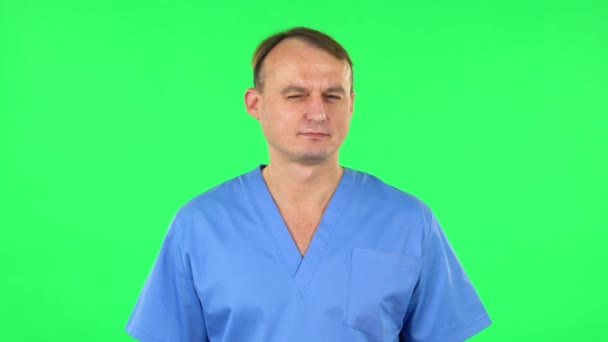 Medische man flirt, geeft een kus en knipoogt. Groen scherm — Stockvideo