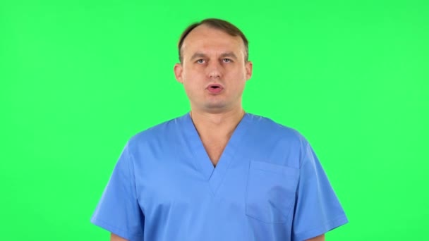 Pria medis marah dan lelah, mendesah. Layar hijau — Stok Video
