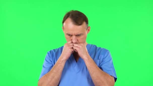 医者は何かを考えてる緑の画面 — ストック動画