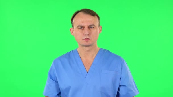 Il medico pensa a qualcosa, non ne ho idea. Schermo verde — Video Stock