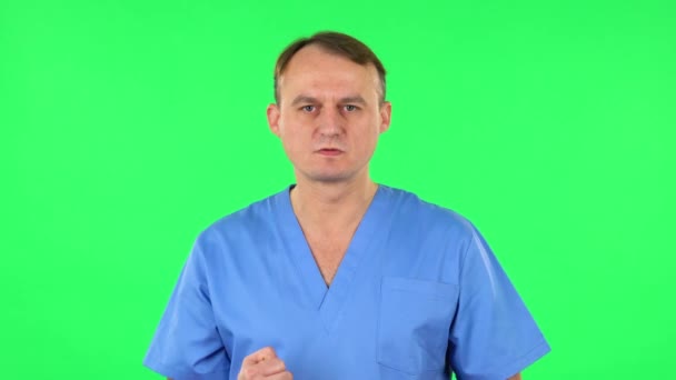 Portret wkurzonego medyka. Zielony ekran — Wideo stockowe