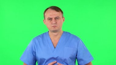 Tıp adamı kendini çok kötü hissediyor, midesi ağrıyor. Yeşil Ekran