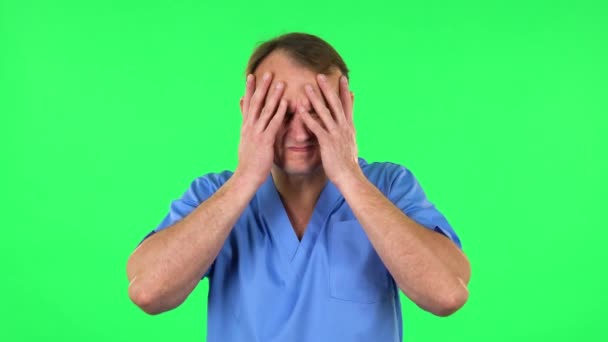 Medizinmann, der unter Kopfschmerzen aufgrund von Müdigkeit leidet. Green Screen — Stockvideo