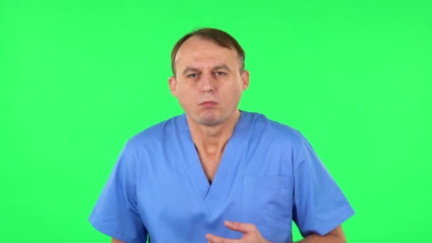 Medis pria merasa buruk, perutnya sakit, merasa mual. Layar hijau — Stok Video