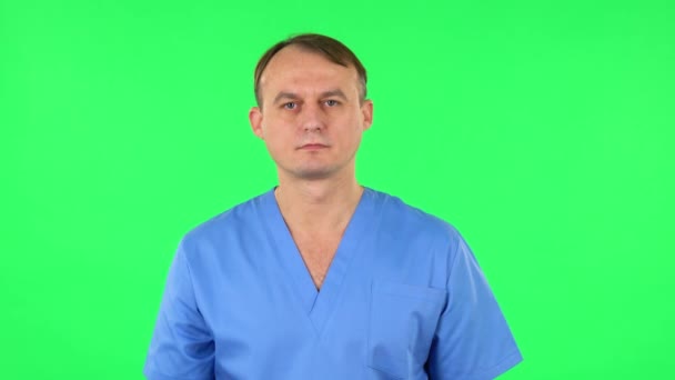 Un médecin crie en appelant quelqu'un sur un écran vert au studio . — Video