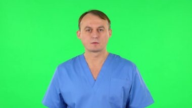 Endişe duyan bir tıp adamı, sonra da suçlu gözlerini gizler. Yeşil Ekran