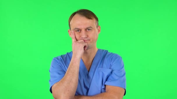 Medical man listens carefully to boring information. Green screen — Stock Video