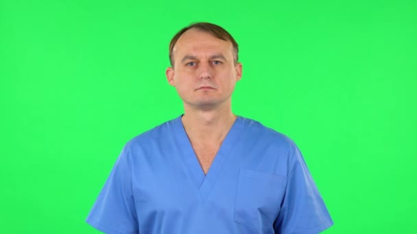 De medische man kijkt vol frustratie naar de camera. Groen scherm — Stockvideo