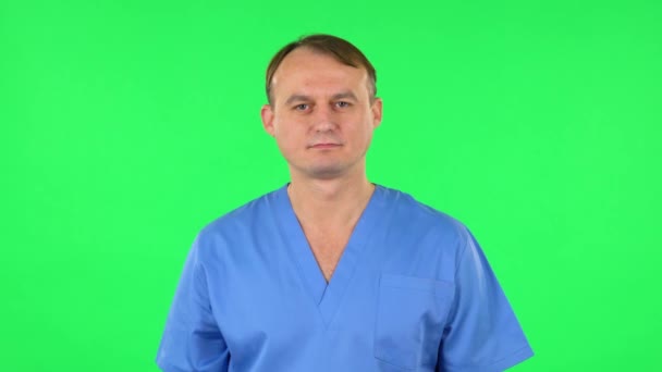 Medical man pointing up fingers. Green screen — Stock Video