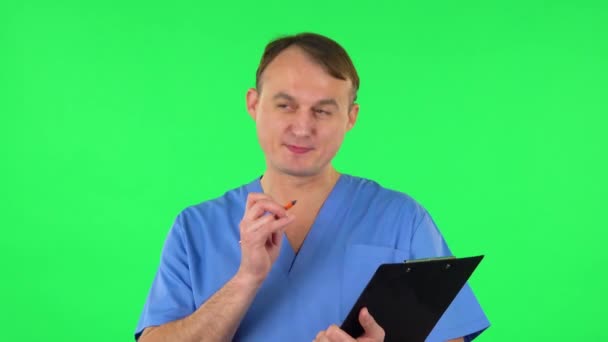 Medizinmann denkt, spricht und schreibt in schwarzer Mappe mit Pensil. Green Screen — Stockvideo