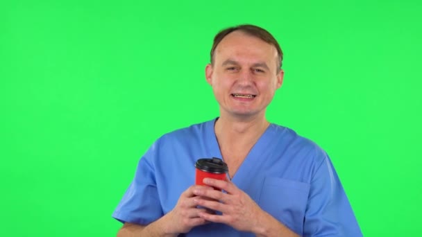 Hombre médico disfrutando del café en pantalla verde . — Vídeo de stock