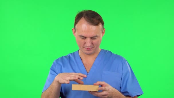 Medical man gives a gift, surprised and rejoices. Green screen — 비디오