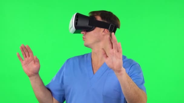 Homem médico com fone de ouvido realidade virtual ou óculos 3d. Tela verde — Vídeo de Stock