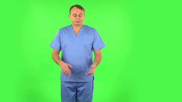 Az orvos közömbösen tapsol. Zöld képernyő — Stock videók