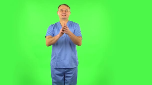 Medische man klapt met vreugde en verrukking in zijn handen. Groen scherm — Stockvideo