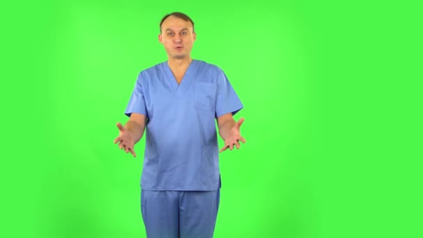 Mycket förvånad medicinsk man med chockad wow ansiktsuttryck. Grön skärm — Stockvideo