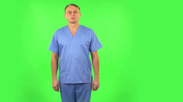 Il medico annuisce con approvazione. Schermo verde — Video Stock