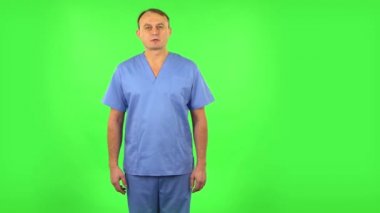 Tıbbi adam bir şey sunuyor. Yeşil Ekran
