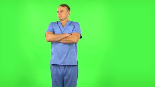 Ο γιατρός είναι προσβεβλημένος και κοιτάζει αλλού. Πράσινη οθόνη — Αρχείο Βίντεο