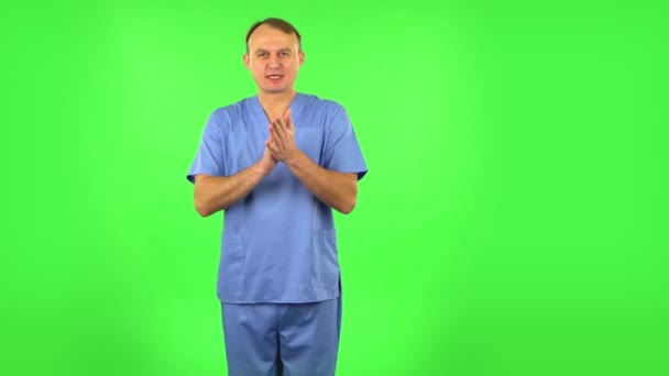 喜びを期待して待っている医師さん。緑の画面 — ストック動画
