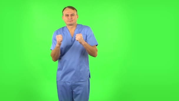 Lékař tančí legračně, raduje se. Zelená obrazovka — Stock video