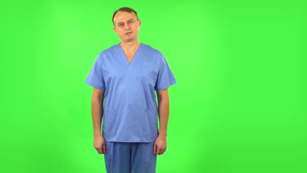 Az orvos megfenyegeti egy ujjal, és negatívan integet a fejével. Zöld képernyő — Stock videók