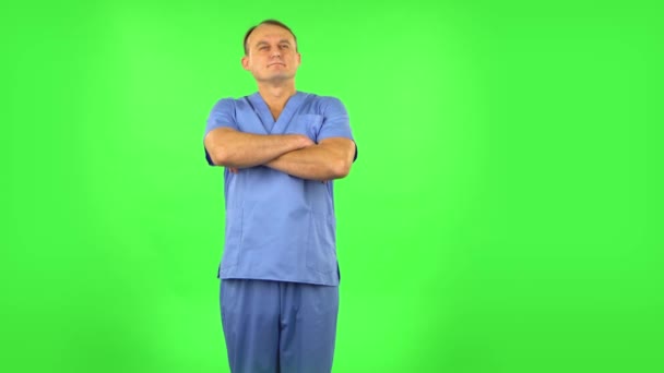 Hombre médico soñando despierto y sonriendo mirando hacia arriba. Pantalla verde — Vídeos de Stock