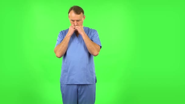 Medizinmann denkt über etwas nach. Green Screen — Stockvideo