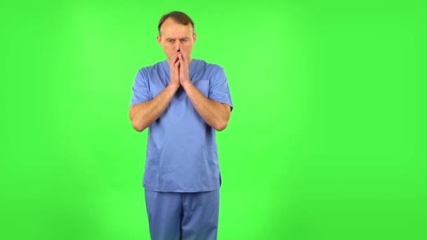 Ο γιατρός σκέφτεται κάτι και μετά του έρχεται μια ιδέα. Πράσινη οθόνη — Αρχείο Βίντεο
