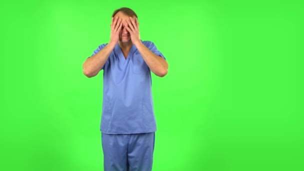 Uomo medico che soffre di mal di testa da stanchezza. Schermo verde — Video Stock