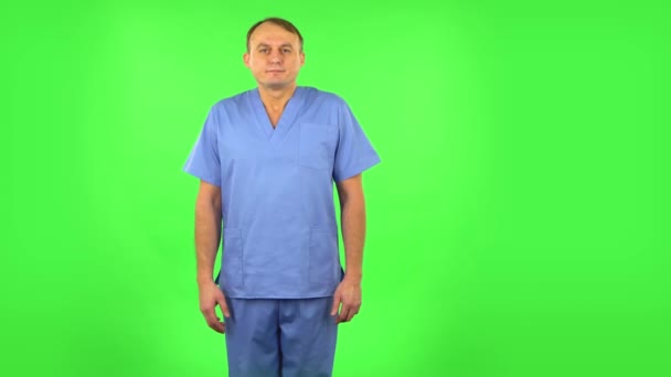 Lékař pokrčí rameny a odmítavě zavrtí hlavou. Zelená obrazovka — Stock video