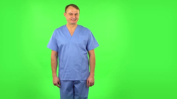 L'uomo medico scrolla le spalle e scuote la testa negativamente. Schermo verde — Video Stock