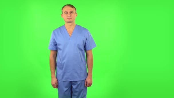 Un médecin crie en appelant quelqu'un sur un écran vert au studio . — Video