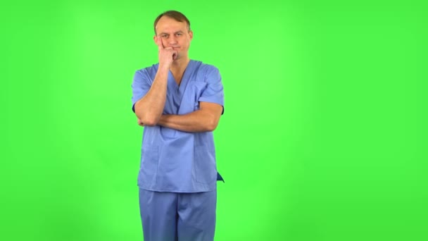 Medische man luistert aandachtig naar saaie informatie. Groen scherm — Stockvideo
